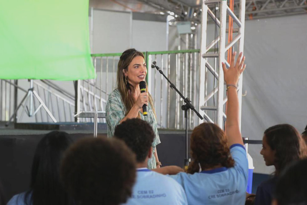 Alunos da rede pública simulam plenário da CLDF